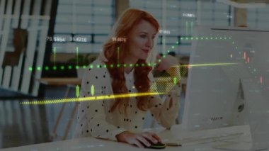 Ofisteki bilgisayar kullanan Kafkas iş kadınının finansal veri işleme animasyonu. Dijital olarak oluşturulmuş küresel bağlantılar, iş, bilgisayar ve veri işleme kavramı.