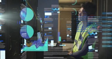 Sunucu odasında dizüstü bilgisayar kullanarak Asyalı erkek mühendis hakkında veri işleme animasyonu. Bilgisayar arayüzü ve iş veri depolama teknolojisi kavramı