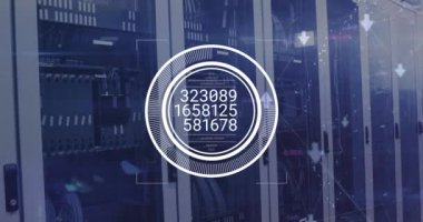 Bilgisayar sunucu odasında, yuvarlak tarayıcı üzerinden numara değiştirme animasyonu. Bilgisayar arayüzü ve iş veri depolama teknolojisi kavramı