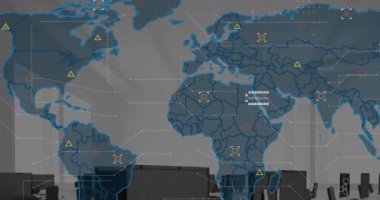 Veri işleme ve istatistiklerin animasyonu ve dünya haritası offcie üzerinde. Küresel iş, finans, hesaplama ve veri işleme kavramı dijital olarak oluşturulmuş video.