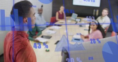 Ofiste sunum yapan beyaz bir adam hakkında istatistiksel veri işleme animasyonu. İş veri teknolojisi kavramı