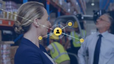 Depoda çalışan farklı insanlar üzerindeki simgelerle bağlantı ağının animasyonu. Küresel gönderme, ağlar, iş, bilgisayar ve veri işleme kavramı dijital olarak oluşturuldu.