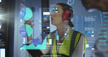 Sunucu odasında çalışan çeşitli erkek ve kadın mühendisler üzerinde veri işleme animasyonu. Bilgisayar arayüzü ve iş veri depolama teknolojisi kavramı