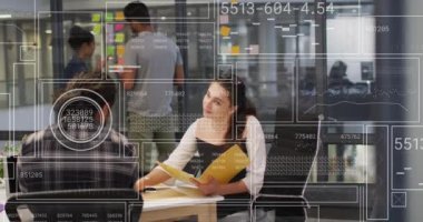 Ofiste tartışan çeşitli erkek ve kadınlara karşı veri işleme arayüzü animasyonu. Bilgisayar arayüzü ve iş teknolojisi kavramı