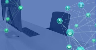 Ofisteki bilgisayarın üzerindeki simgelerle bağlantı ağının animasyonu. Küresel iş, finans, hesaplama ve veri işleme kavramı dijital olarak oluşturulmuş video.