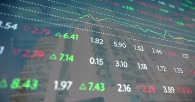 Modern ofis binası üzerinde finansal veri işleme animasyonu. Küresel iş, finans, dijital arayüz, hesaplama ve veri işleme kavramı dijital olarak oluşturuldu.