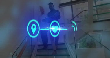 Ofisteki belgeler üzerinde tartışan iki farklı adamın dijital simge ağının animasyonu. Küresel ağ ve iş teknolojisi kavramı