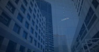 Yüksek binaların düşük açılı görüntüsüne karşı istatistiksel ve borsa veri işleme animasyonu. Küresel ekonomi ve iş veri teknolojisi kavramı