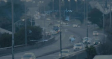 Şehir trafiğinin hava görüntüsüne karşı veri işleme animasyonu. Bilgisayar arayüzü ve iş veri teknolojisi kavramı