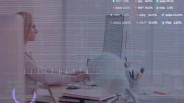Ofisteki bilgisayar kullanan Kafkas iş kadınının finansal veri işleme animasyonu. Dijital olarak oluşturulmuş küresel bağlantılar, iş, bilgisayar ve veri işleme kavramı.