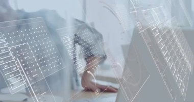 Ofiste dizüstü bilgisayar kullanan Kafkas iş kadınının finansal veri işleme animasyonu. Küresel iş, finans, hesaplama ve veri işleme kavramı dijital olarak oluşturulmuş video.