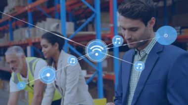 Depoda çalışan farklı insanlar üzerindeki simgelerle bağlantı ağının animasyonu. Küresel gönderme, ağlar, iş, bilgisayar ve veri işleme kavramı dijital olarak oluşturuldu.