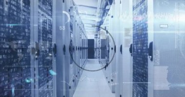 Bilgisayar sunucu odasında dönen dünya üzerinden veri işleme arayüzünün animasyonu. Bilgisayar arayüzü ve iş veri depolama teknolojisi kavramı