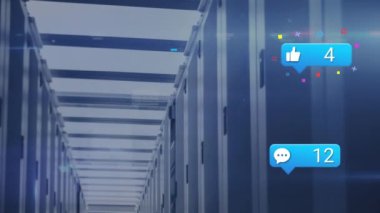 Bilgisayar sunucu odasında sosyal medya simgeleri ve veri işleme animasyonları. Sosyal medya ağı ve iş veri depolama teknolojisi kavramı