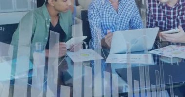 Ofiste tartışan üç farklı adama karşı istatistiksel veri işleme animasyonu. Bilgisayar arayüzü ve iş veri teknolojisi kavramı