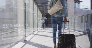 Ofisteki koridorda koşan melez adama karşı veri işleme arayüzünün animasyonu. Bilgisayar arayüzü ve iş teknolojisi kavramı