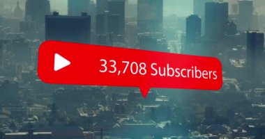 Şehir manzarası üzerinde sosyal medya simgesi ve veri işleme animasyonu. Küresel sosyal medya ağları, dijital arayüz, hesaplama ve veri işleme kavramı dijital olarak oluşturulmuş video.