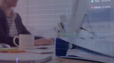 Ofisteki bilgisayar kullanan Kafkas iş kadınının finansal veri işleme animasyonu. Dijital olarak oluşturulmuş küresel bağlantılar, iş, bilgisayar ve veri işleme kavramı.