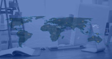 Ofis masasına karşı dünya haritası ve veri işleme animasyonu. Küresel ağ ve iş teknolojisi kavramı
