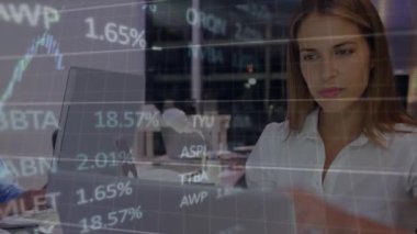 Ofisteki bilgisayar kullanan Kafkas iş kadınının finansal veri işleme animasyonu. Dijital olarak oluşturulmuş küresel bağlantılar, iş, bilgisayar ve veri işleme kavramı.