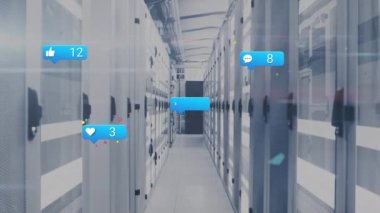 Bilgisayar sunucu odasında sosyal medya simgelerinin ve ışık izlerinin animasyonu. Sosyal medya ağı ve iş veri depolama teknolojisi kavramı