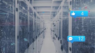 Bilgisayar sunucu odasında sosyal medya simgelerinin ve mikro işlemci bağlantılarının animasyonu. Sosyal medya ağı ve iş veri depolama teknolojisi kavramı