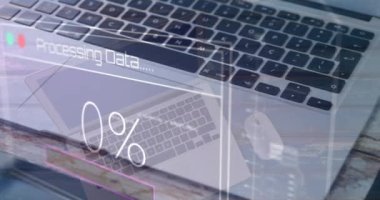 Diz üstü bilgisayar ve ahşap masadaki akıllı bardak ile veri işleme animasyonunun karşılaştırılması. Bilgisayar arayüzü ve iş teknolojisi kavramı