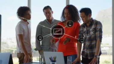 Ofiste birlikte tartışan çeşitli meslektaşlara karşı dijital simge ağının animasyonu. Küresel ağ ve iş teknolojisi kavramı