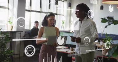 Muhtelif erkek ve kadınların ofiste tartıştıkları istatistiksel veri işleme animasyonu. Bilgisayar arayüzü ve iş veri teknolojisi kavramı