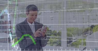 Akıllı telefon kullanan Kafkas kıdemli iş kadınının istatistiksel veri işleme animasyonu. İş veri teknolojisi kavramı