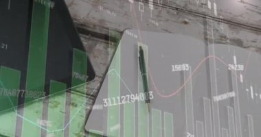 Bir dizüstü bilgisayar ve ahşap masadaki akıllı telefonlara karşı istatistiksel veri işleme animasyonu. İş veri teknolojisi kavramı