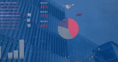 Yüksek binaların düşük açılı görüntüsüyle istatistiksel veri işleme animasyonu. Bilgisayar arayüzü ve iş veri teknolojisi kavramı