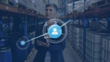 Depoda çalışan Kafkas iş kadınlarının ikonlarıyla olan bağlantılarının animasyonu. Küresel gönderme, ağlar, iş, bilgisayar ve veri işleme kavramı dijital olarak oluşturuldu.