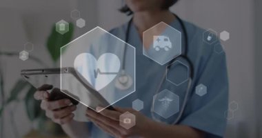 Hastanede dijital tablet kullanan beyaz kadın doktorlara karşı tıbbi ikonların canlandırılması. Tıbbi sağlık teknolojisi kavramı