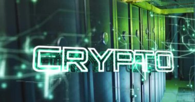 Bilgisayar sunucuları üzerinden şifreli metin animasyonu. Küresel kripto para birimi, dijital arayüz, bulut hesaplama ve veri işleme konsepti dijital olarak oluşturulmuş video.