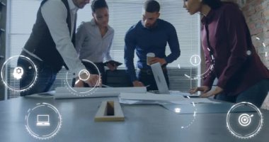 Ofiste bir plan üzerinde tartışan çeşitli meslektaşlara karşı dijital simgelerin animasyonu. Küresel ağ ve iş teknolojisi kavramı