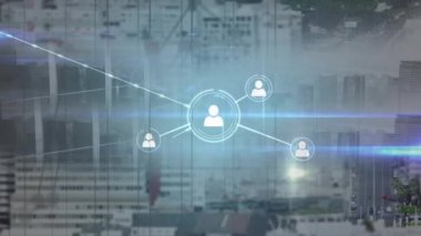 Şehir manzarasının havadan görüntüsüne karşı profil simgelerinin ve mavi ışık noktalarının animasyonu. Küresel ağ ve iş teknolojisi kavramı