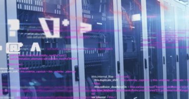 Bilgisayar sunucu odasına karşı veri işleme ve değişen sembollerin animasyonu. Bilgisayar arayüzü ve iş veri depolama teknolojisi kavramı