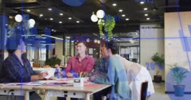 İstatistiksel veri işleme animasyonu. Ofiste birlikte tartışan çeşitli meslektaşlar hakkında. Bilgisayar arayüzü ve iş veri teknolojisi kavramı