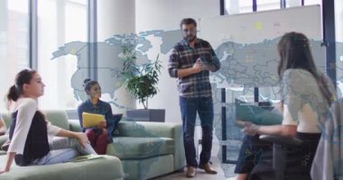 Ofiste sunum yapan melez adama karşı dünya haritası ve veri işleme animasyonu. Küresel ağ ve iş teknolojisi kavramı