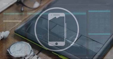 Akıllı telefon simgesi ve grafik tablet, saat ve kulaklık üzerinde veri işleme animasyonu. Bilgisayar arayüzü ve iş teknolojisi kavramı