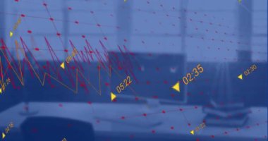 Şebeke üzerinden ofis masasına karşı veri işleme animasyonu. Bilgisayar arayüzü ve iş veri teknolojisi kavramı