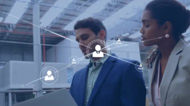 Depoda çalışan farklı insanlar üzerindeki simgelerle bağlantı ağının animasyonu. Küresel gönderme, ağlar, iş, bilgisayar ve veri işleme kavramı dijital olarak oluşturuldu.