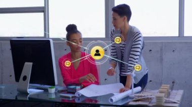 Ofiste tartışan iki farklı kadına karşı dijital ikon ağının animasyonu. Küresel ağ ve iş teknolojisi kavramı