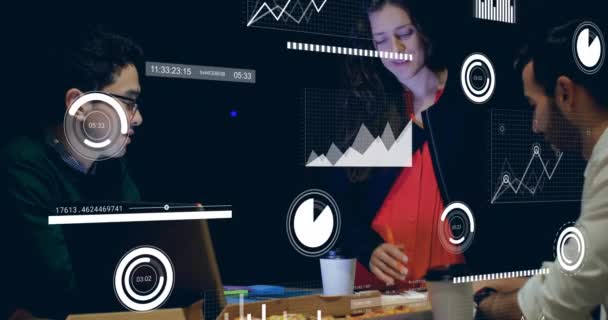 オフィス内の多様なビジネス人に対するデータ処理のアニメーション グローバルビジネス コンピューティング データ処理の概念デジタル生成ビデオ — ストック動画