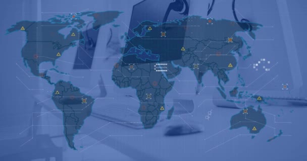 Animación Del Mapa Mundial Procesamiento Datos Contra Escritorio Oficina Red — Vídeos de Stock