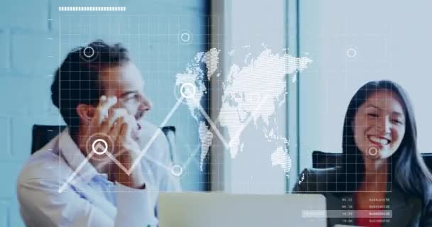 オフィス内の多様なビジネス人に対する世界地図や財務データ処理のアニメーション グローバルビジネス コンピューティング データ処理の概念デジタル生成ビデオ — ストック動画