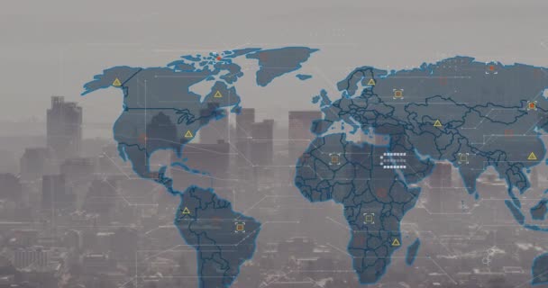 都市の空中の景色に対する世界地図やデータ処理のアニメーション グローバルネットワークとビジネステクノロジーのコンセプト — ストック動画