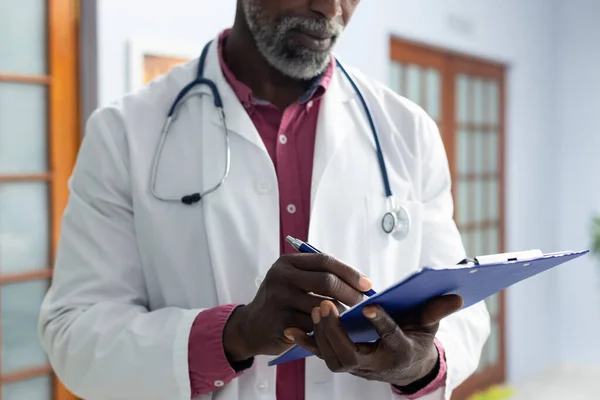 Afroamerikansk Manlig Läkare Med Skrivtavla Och Anteckningar Läkarmottagningen Sjukhus Medicin — Stockfoto