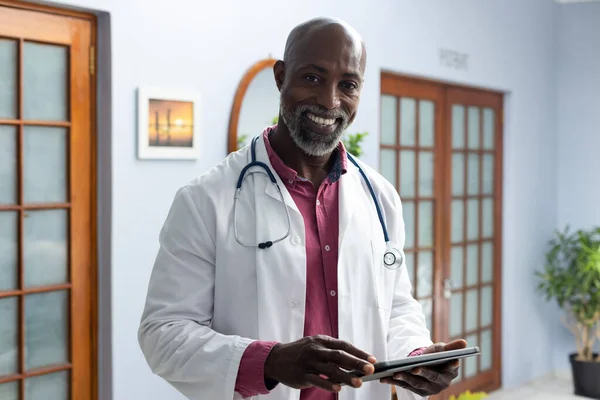 Portrait Heureux Médecin Afro Américain Portant Stéthoscope Aide Une Tablette — Photo